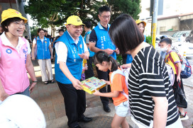 配戴小黃帽宣導交通安全　陳見賢籲拒絕校園霸凌打造友善校園環境