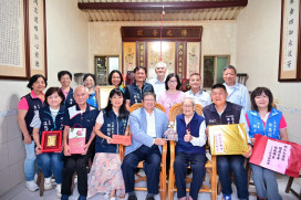 重陽敬老、獻上祝福　楊文科拜訪人瑞夫妻呼應敬老卡政策高度肯定