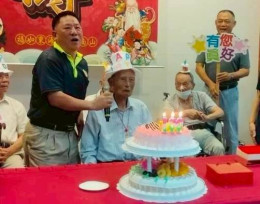 花蓮榮家百歲黃林福紀壽 溫馨慶生魔術表演熱鬧歡笑滿堂