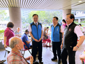 花好月圓、銀齡畫語　八德榮家住民長輩油畫作品展開幕喜迎中秋 