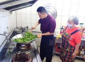 五星主廚陳佳瑋北上義煮   新北惜食廚房到牡丹心社區  溫暖長輩胃與心