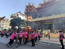 白沙屯媽祖粉紅超跑駕臨竹北東區　科技城人龍鑽轎底綿延5公里不斷
