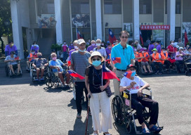 屏東榮家國旗飄揚健步走 歡欣鼓舞喜迎國慶