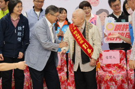竹縣重陽敬老表揚　楊文科縣長分享客家諺語：敬禾得穀，敬老得福！