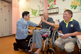 退輔會嚴德發赴花蓮榮家慰問光復鄉受災榮民江添昌