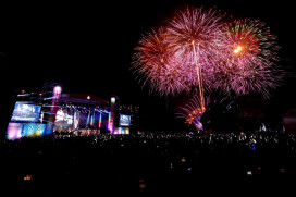 日月潭花火音樂熱鬧登場  雙平台180度花火環繞