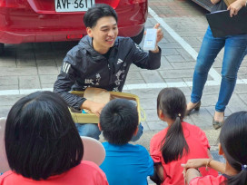 永康青商築夢筆動希望 攜手議員團隊　國際交流捐贈文具禮盒