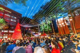 「全紅聖誕樹亮相！」國北教大130校慶　璀璨燈海吸引上千人同慶