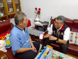 臺東榮服處訪慰榮民發放物資及普發萬元宣導