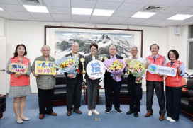 南投3醫師榮獲醫療奉獻獎 許淑華致贈感謝狀