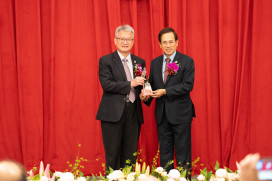 中山醫大65週年校慶　吳元煌獲頒名譽博士、護理系六十載傳承同慶 