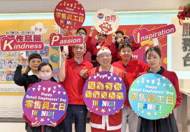 感謝有你、暖心祝福　桃園遠百「零售員工日」店長奉茶感謝同仁辛勞