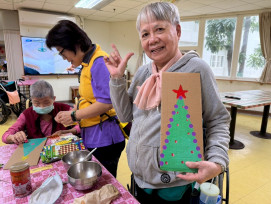 手作療癒聖誕樹體驗！榮家長輩點點貼出專注力