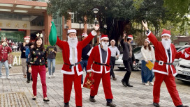 華醫聖誕驚喜快閃 聖誕老人麋鹿群現校園散播歡樂散播愛