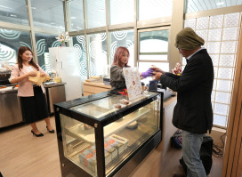 成大圖館3期改造啟用 閱讀空間再升級×咖啡香重返日常