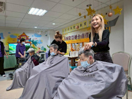 國際崇她台南佳明社與髮型團隊佳里榮家歲末義剪 關懷長輩