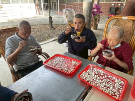 冬至湯圓暖呼呼！屏東榮家陪長輩搓出家的味道