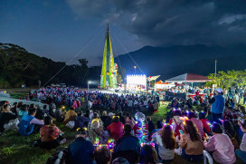 信義鄉羅娜聖誕點燈 遊客互相祝福聖誕快樂