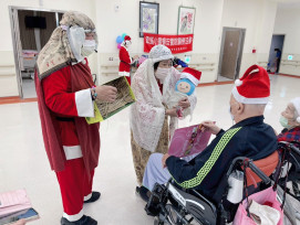 聖誕老人來送禮 嘉榮護理之家榮民眷長輩樂開懷