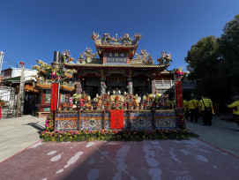 神明入厝！富陽軒八卦祖師廟入火安座 信徒擲筊把好運背回家