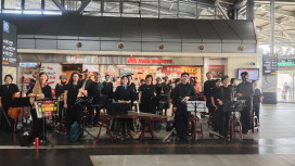 歸仁紅瓦厝國樂團登場 高鐵台南站瀰漫溫馨樂章