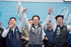 挺台南建設領航！直轄加油站公會贈「加油槍」力挺林俊憲選市長