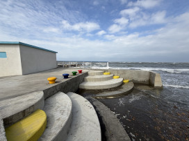 提升濱海遊憩設施品質　竹縣鳳坑沙灣啟用淋浴區、紅豆餅親水階梯