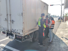 臺南查獲白牌貨車非法宅配 重罰 10 萬並吊扣執照 4 個月