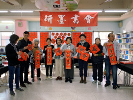 安平圖書館馬年贈春聯 借書添韻迎新春