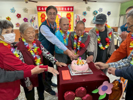 屏東榮家1月慶生 溫馨關懷住民長輩祝壽