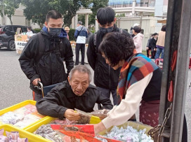 花蓮高工學生暖心陪伴榮家住民長輩逛夜市 