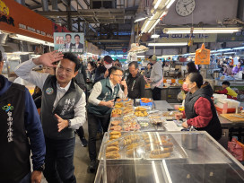 林俊憲尚青市場拜票人氣旺 民調「黃金交叉」超越對手展領先氣勢