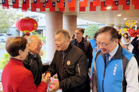 馬躍迎春、翰墨傳情　八德榮家春聯展吳志揚副主委攜天使團送愛關懷長輩