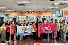 台電台南區處贈名家春聯 民眾踴躍參與年味濃