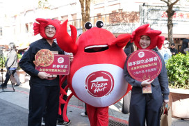 必勝客海味之王「金皇軟殼蟹鮑魚比薩」霸氣踢館年貨大街！即日起單點只要499！