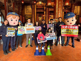 南警結合鄭子寮福安宮 宣導重要節日交安與反詐