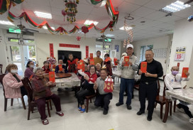 花蓮榮家除夕紅包傳情 讓長輩摸到實實在在幸福