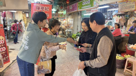 立法委員陳亭妃攜陳怡珍快閃東菜市、水仙宮市場 民眾擊掌送祝福