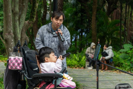 甜美嗓音一圓音樂夢　「玻璃娃娃」小雪松菸街頭開唱、展現自信與韌性