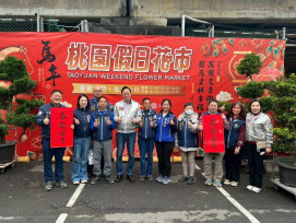桃園假日花市春節不打烊！　張善政市長走訪發送福袋提前拜早年