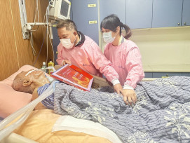 花蓮榮家團隊兵分多路傳遞愛！陪伴住院長輩溫馨好過年