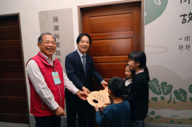 總統出席陳綢阿嬤基金會更名揭牌 故事館開幕