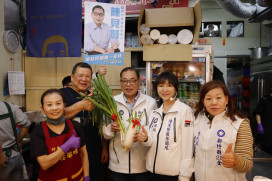 文創紅包掀熱潮人氣爆棚　陳見賢前往芎林市場、竹東市場掃街拜年