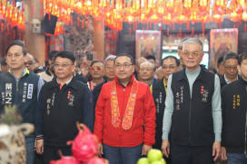 侯友宜大年初一參拜祈福　發送「馬祥厚運」小福袋迎新