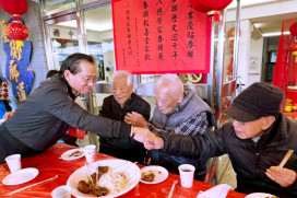 元氣馬到、九秩迎春　桃市社會局長關懷八德榮家長輩賀歲贈福袋吃豬腳麵線