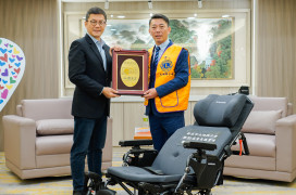 新北民間協會關懷身障者及失能者　捐贈35台伸展防滑仰躺高背輪椅