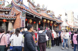 大年初一 中市萬和宮萬頭攢動 廟內外、安燈及踜轎腳人聲鼎沸