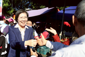 鄉親高喊「客家人挺客家妹」　徐欣瑩小年夜竹東市場拜早年發紅包袋