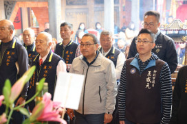 新北市長侯友宜大年初二赴蘆洲湧蓮寺、保和宮走春祈福 發福袋與民同樂