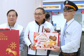 春節返鄉高峰前夕　 新北慰勞春節疏運第一線人員、發送福袋拜早年